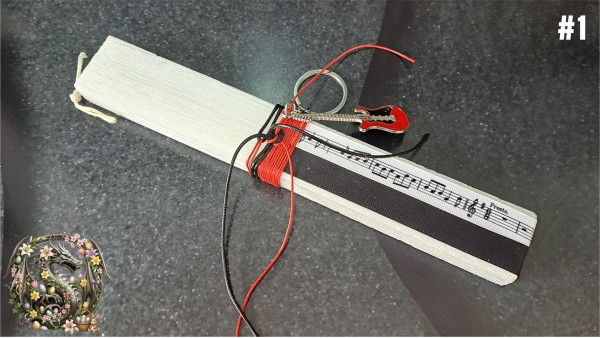 Χειροποίητη Αρωματική Λαμπάδα "Rock Star" με Μπρελόκ Ηλεκτρικής Κιθάρας